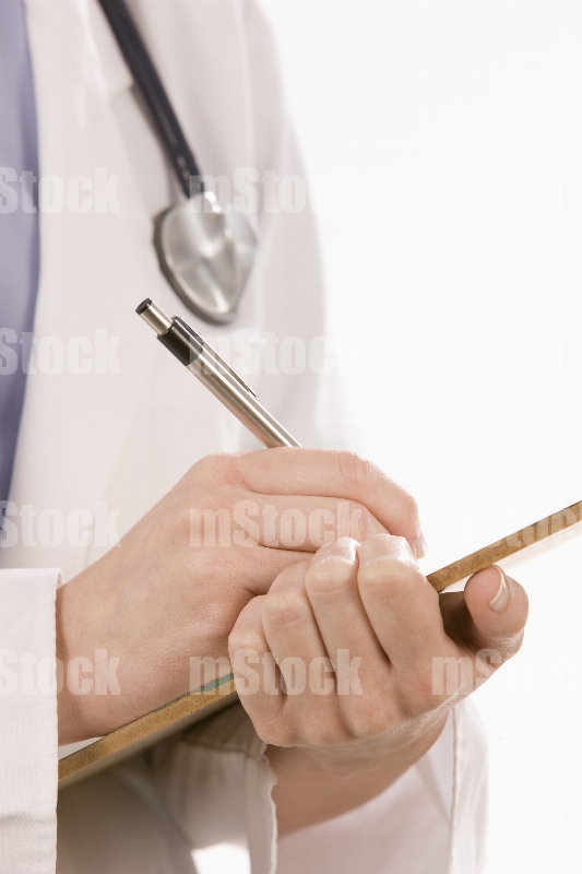 Doctora escribiendo receta 3