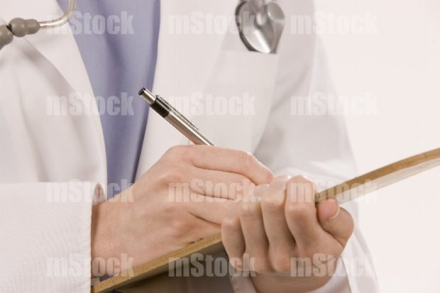 Doctora escribiendo receta 4