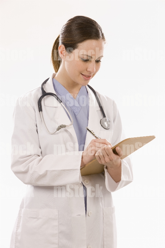 Doctora escribiendo receta