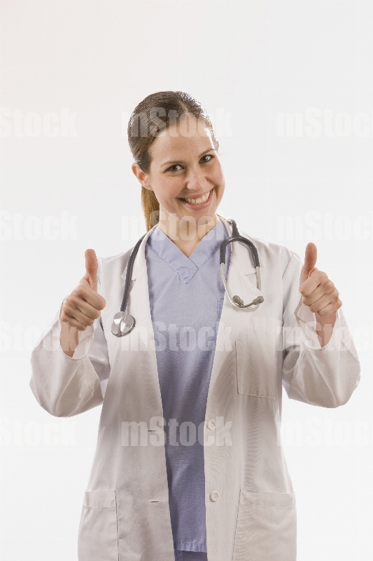 Doctora feliz con los pulgares hacia arriba 1