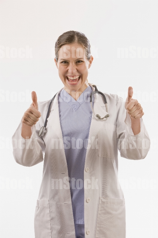Doctora feliz con los pulgares hacia arriba