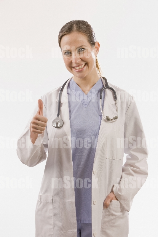 Doctora feliz con pulgar hacia arriba