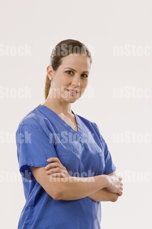 Doctora joven con uniforme azul