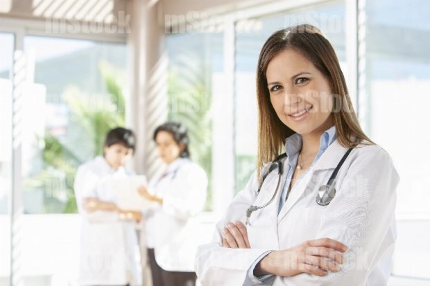 Doctora joven en hospital 1