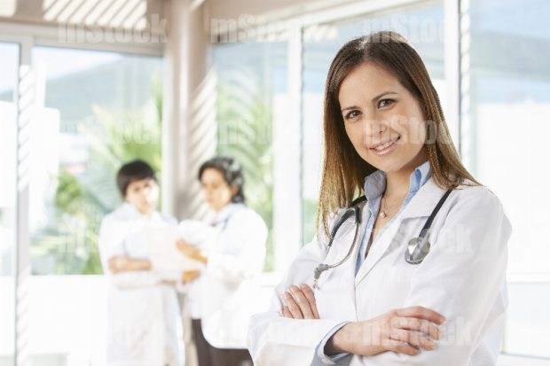 Doctora joven en hospital 2