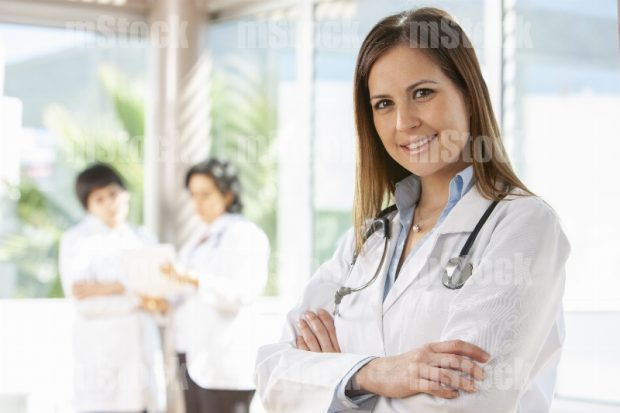 Doctora joven en hospital 3