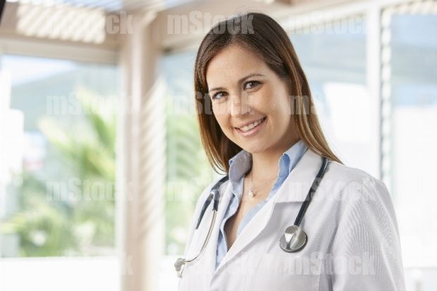 Doctora joven en hospital 4