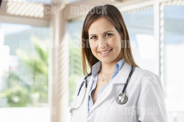 Doctora joven en hospital 5