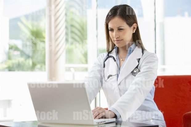 Doctora llenando informe médico 1
