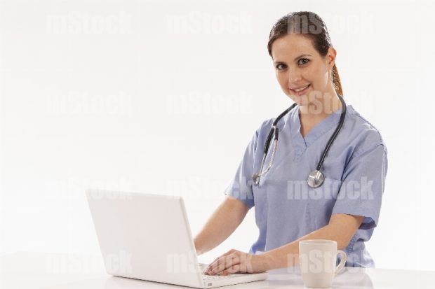 Doctora llenando informe médico 2