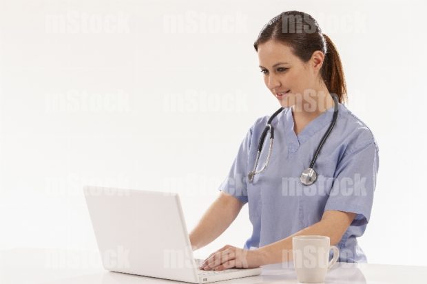 Doctora llenando informe médico 3