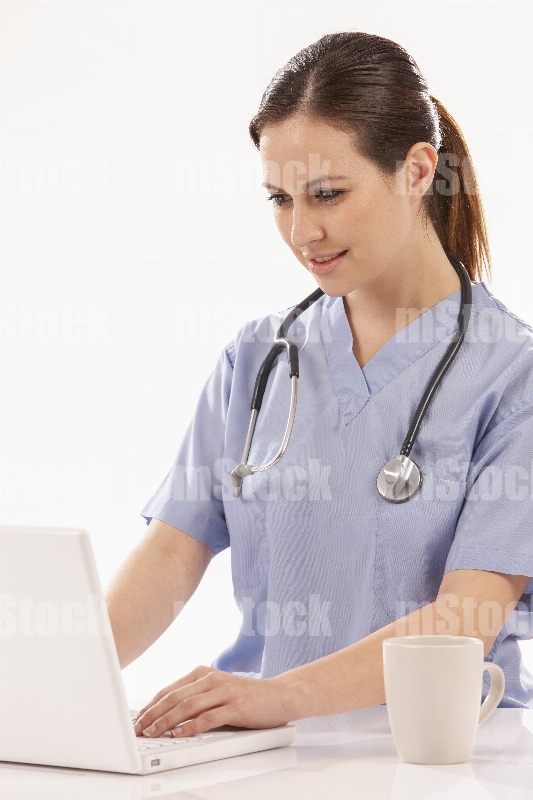 Doctora llenando informe médico 4