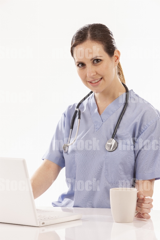 Doctora llenando informe médico 5