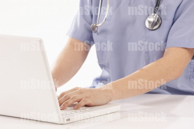Doctora llenando informe médico 6