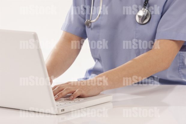 Doctora llenando informe médico 7