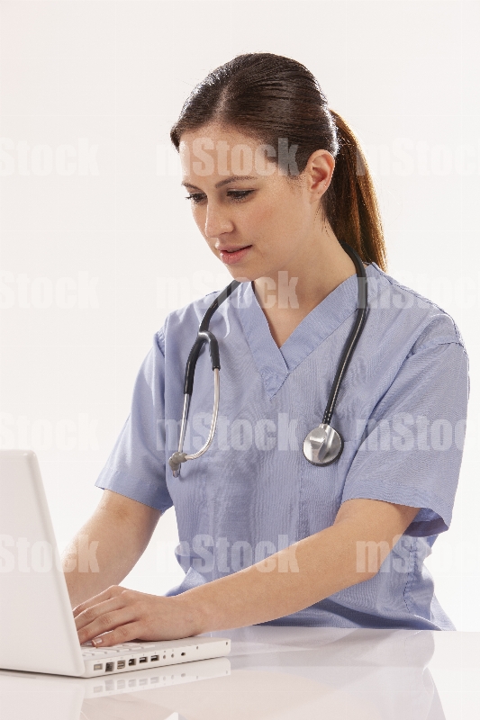Doctora llenando informe médico 8