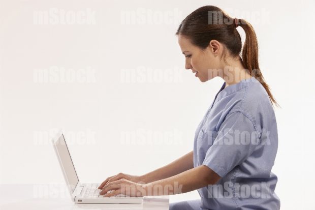 Doctora llenando informe médico 9