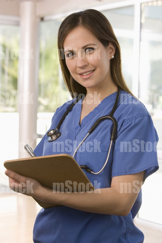 Doctora llenando informe médico 10