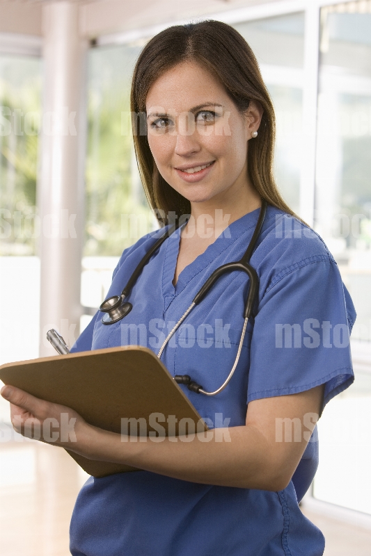 Doctora llenando informe médico 11