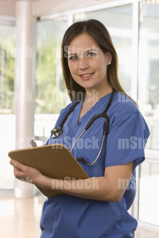 Doctora llenando informe médico 12