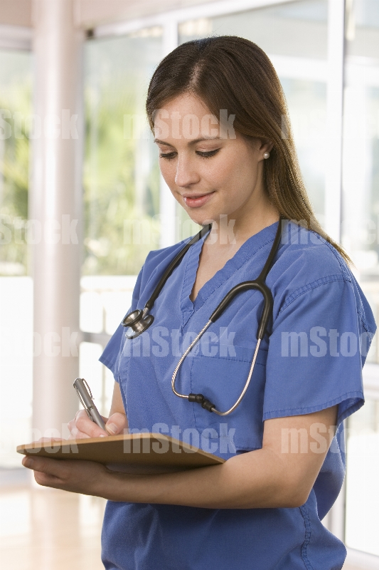Doctora llenando informe médico 13