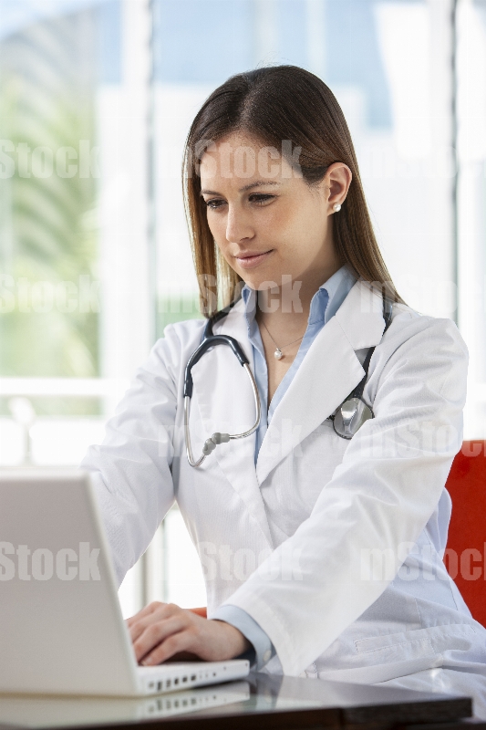 Doctora llenando informe médico