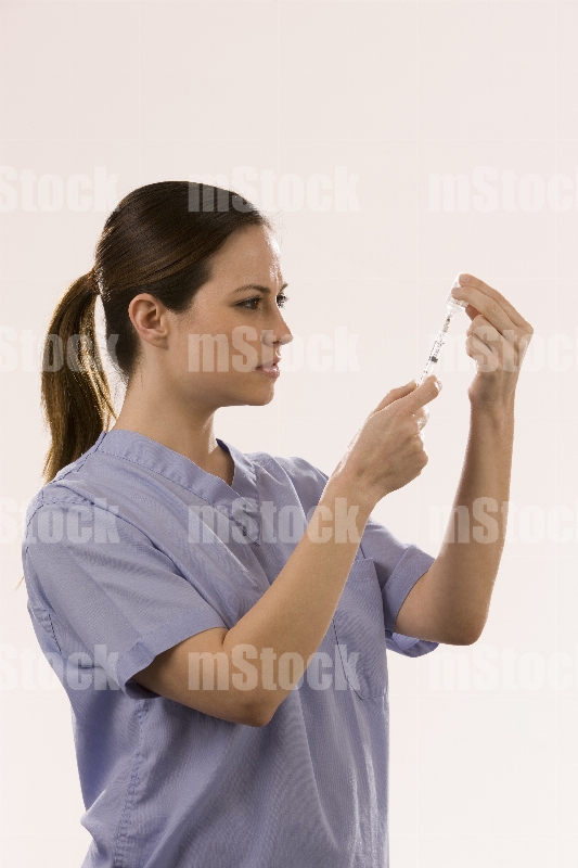 Doctora preparando jeringa