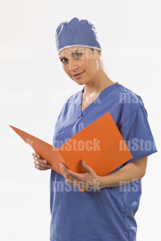 Doctora revisando informe médico 1