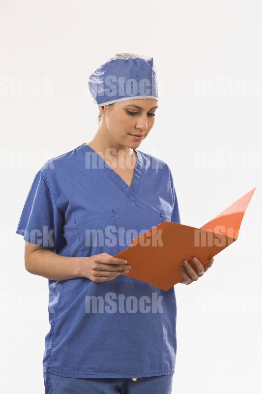 Doctora revisando informe médico 2