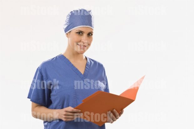 Doctora revisando informe médico 3