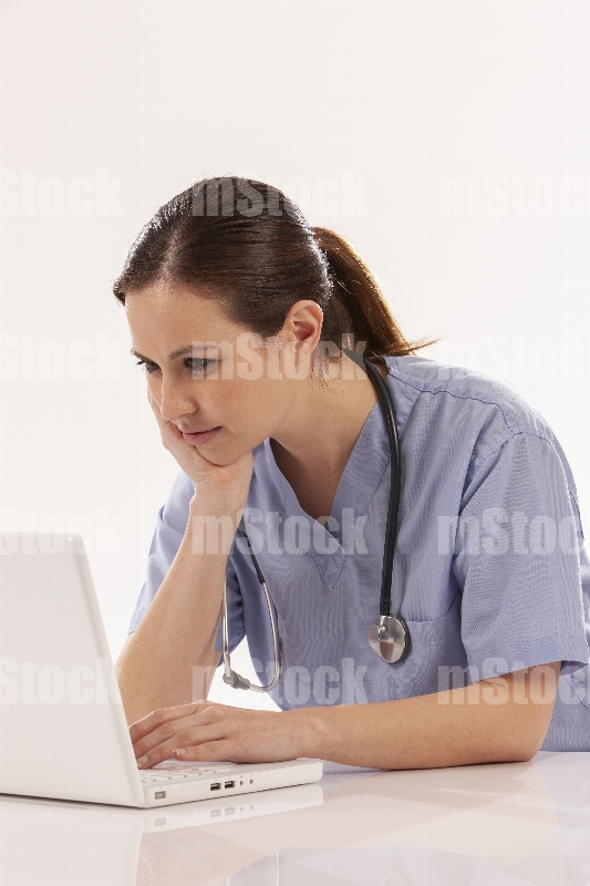 Doctora revisando informe médico 4