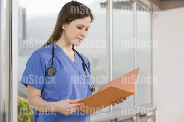 Doctora revisando informe médico 5
