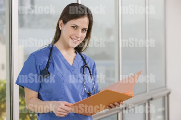 Doctora revisando informe médico 6