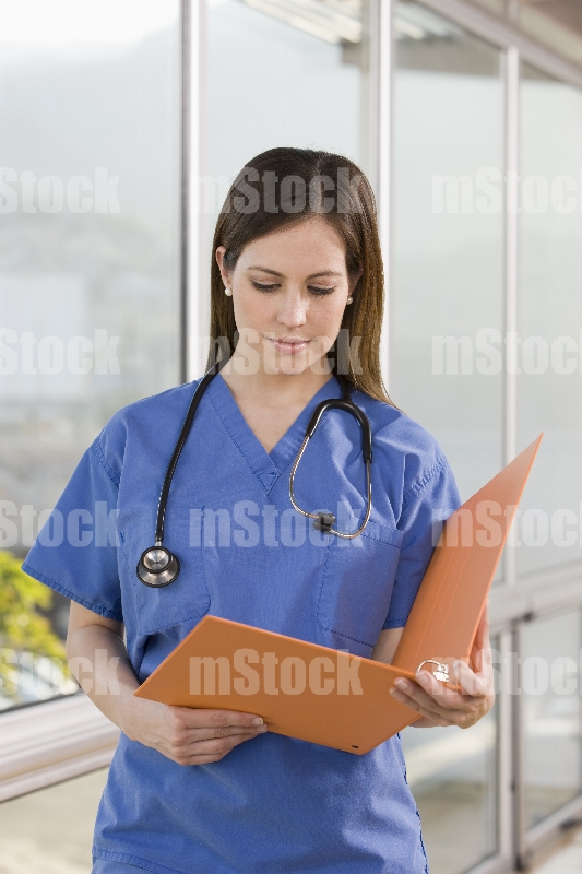 Doctora revisando informe médico 7
