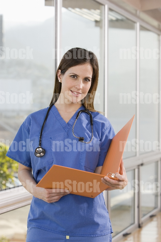 Doctora revisando informe médico 8