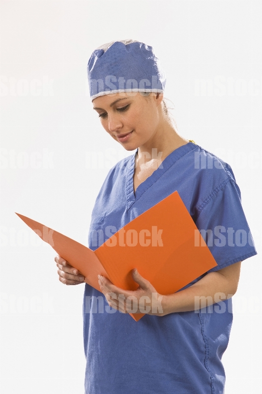 Doctora revisando informe médico