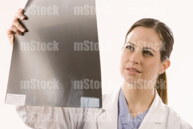 Doctora revisando radiografías 1