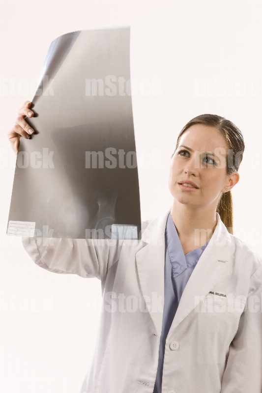 Doctora revisando radiografías