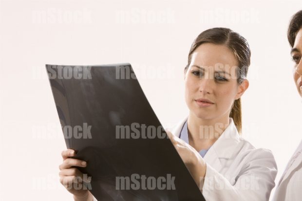 Doctoras revisando radiografías