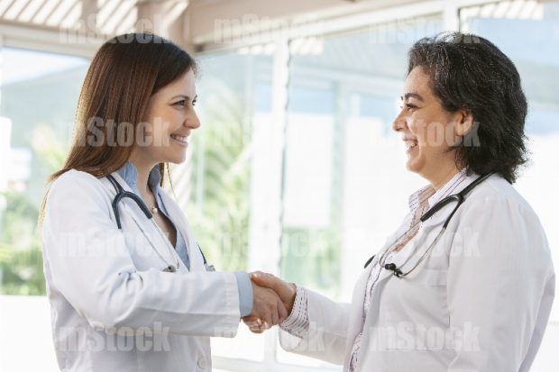 Doctoras dándose la mano