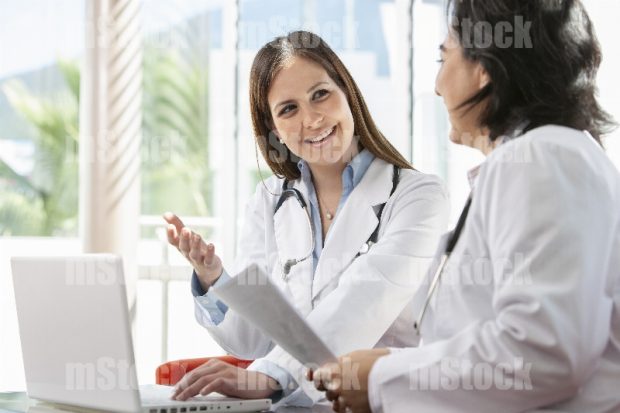 Doctoras revisando informe médico 1