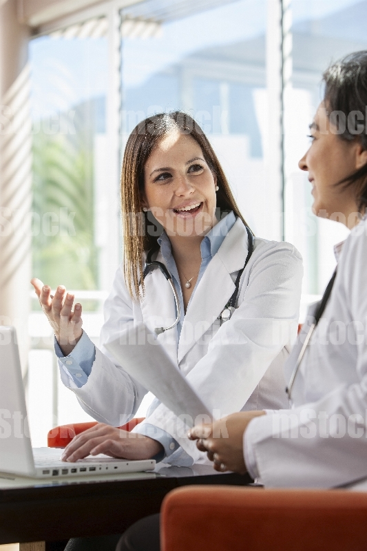Doctoras revisando informe médico 2