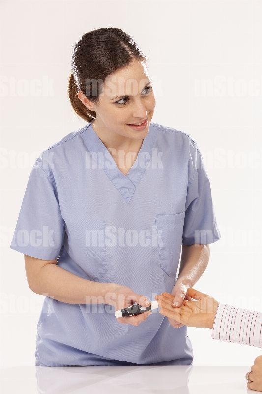 Doctora tomando la Glucosa