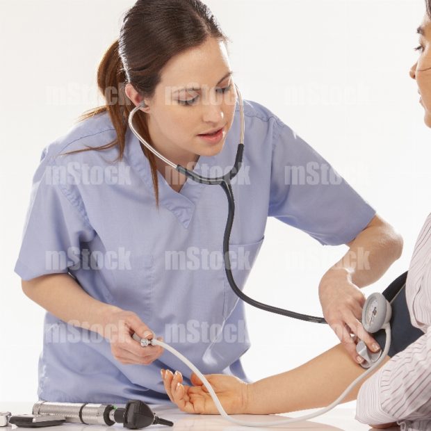 Doctora tomando la Presión Arterial 2