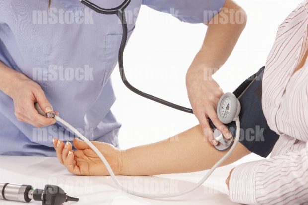 Doctora tomando la Presión Arterial