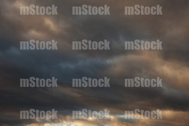 Cielo Nublado al Atardecer