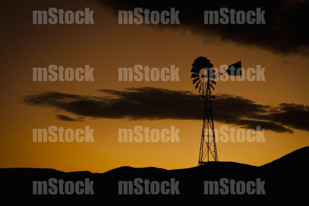 Molino de viento en el Crepúsculo