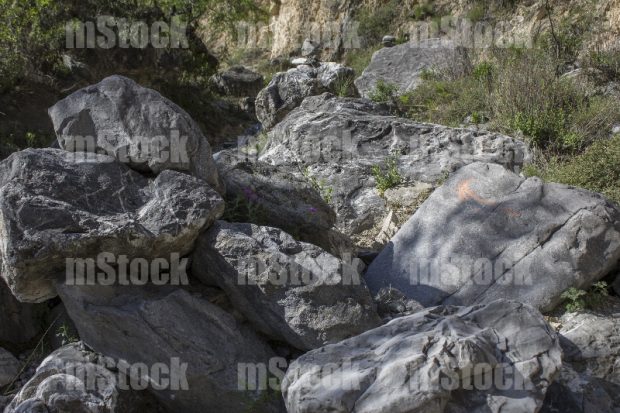 Señales en piedras para senderismo