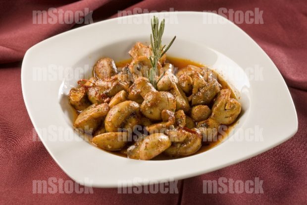 Champiñones al ajillo con chile guajillo