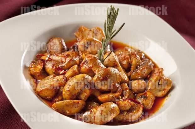 Champiñones al ajillo